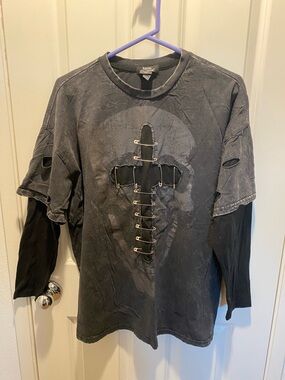 Hot atopic Distressed Skull Safety-Pin Layered T-Shirt - Black